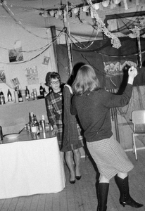 845225 Afbeelding van een dansende leerling tijdens een klassenavond op de IVO-school P.F. van Overbeekeschool ...